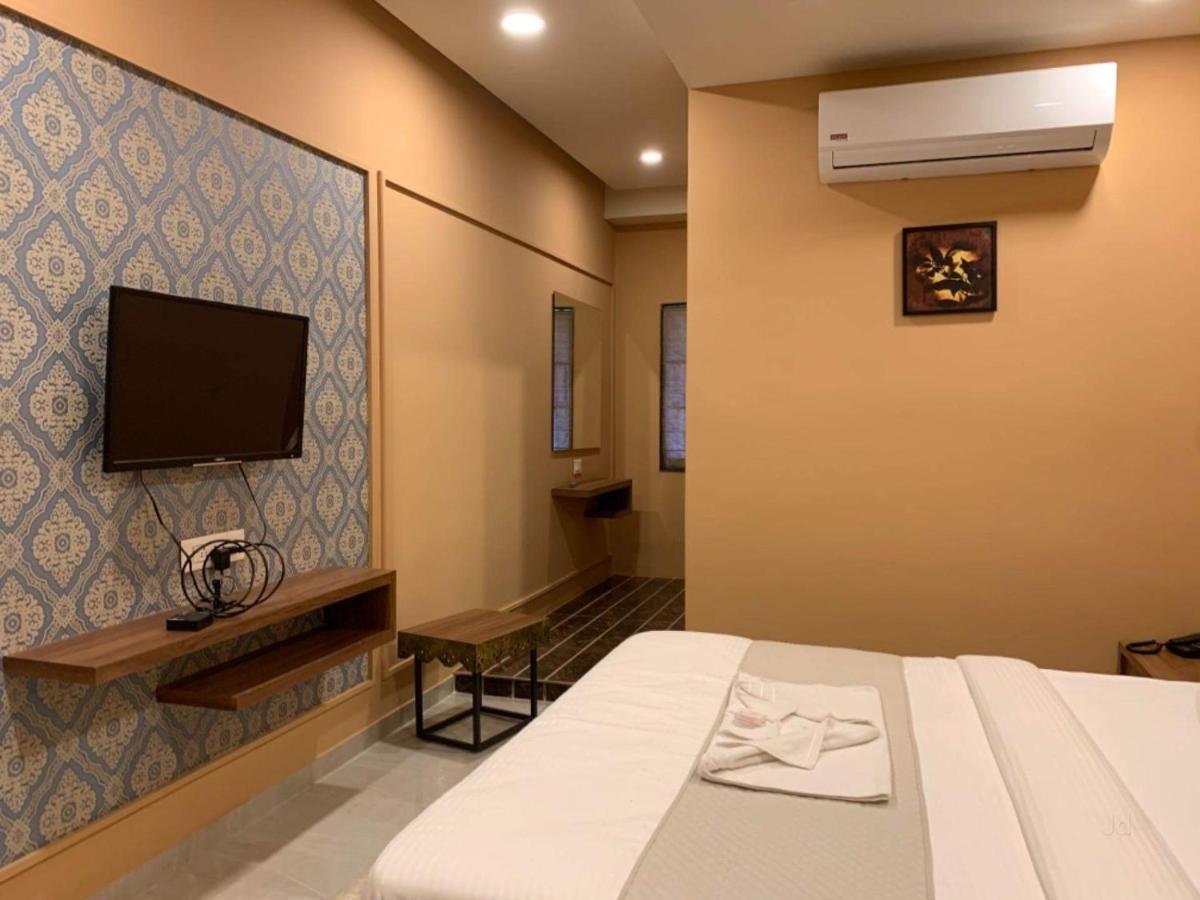 Hotel Radha Krishna Ānand Kültér fotó