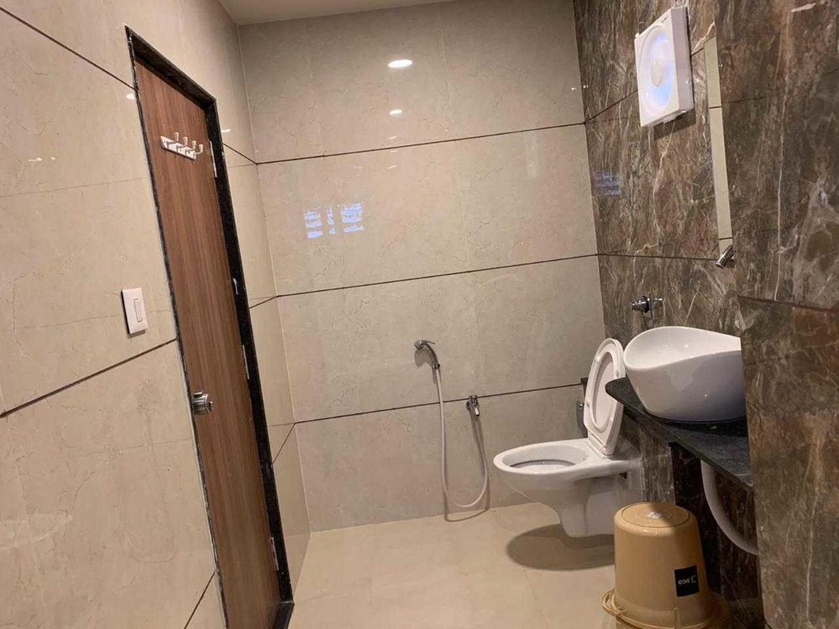 Hotel Radha Krishna Ānand Kültér fotó