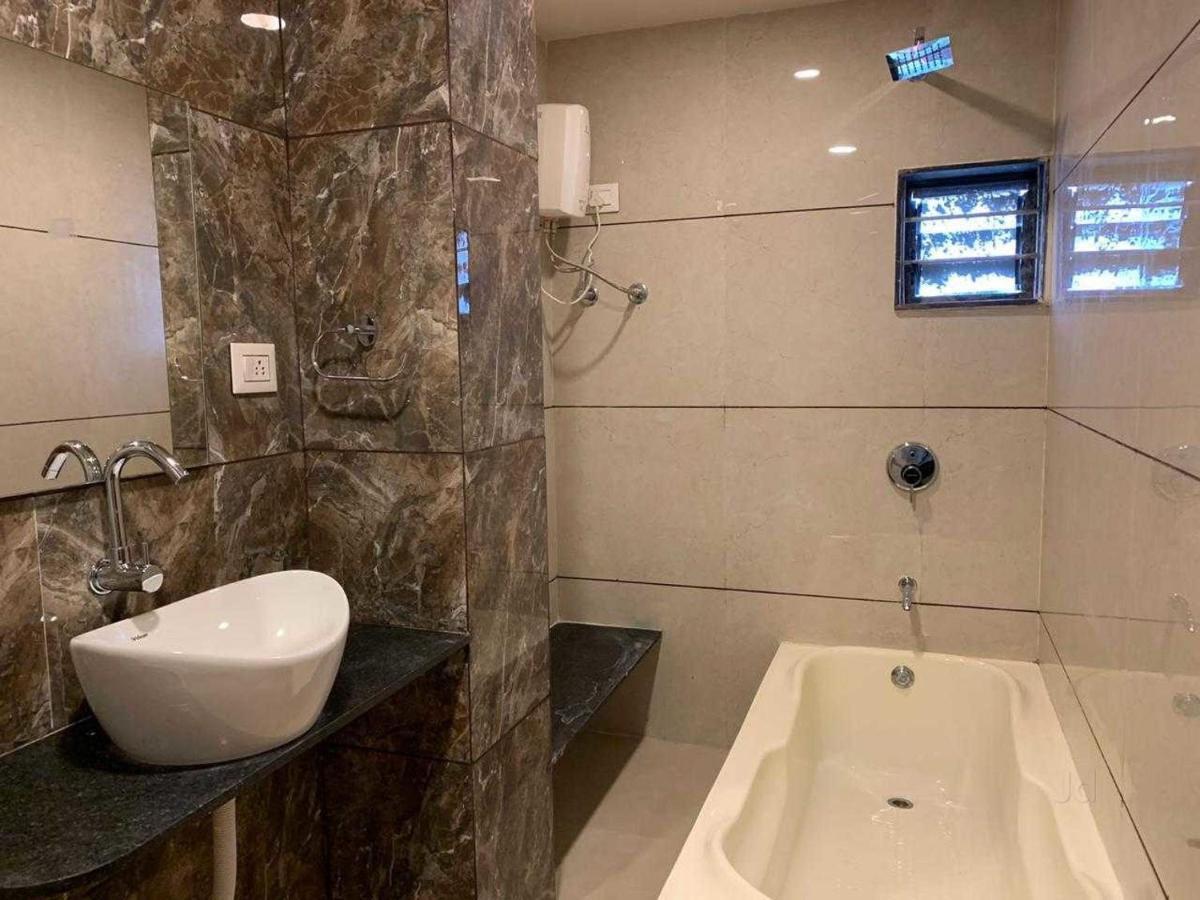 Hotel Radha Krishna Ānand Kültér fotó